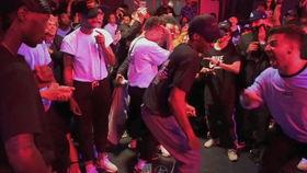 大学女生网课吃瓜