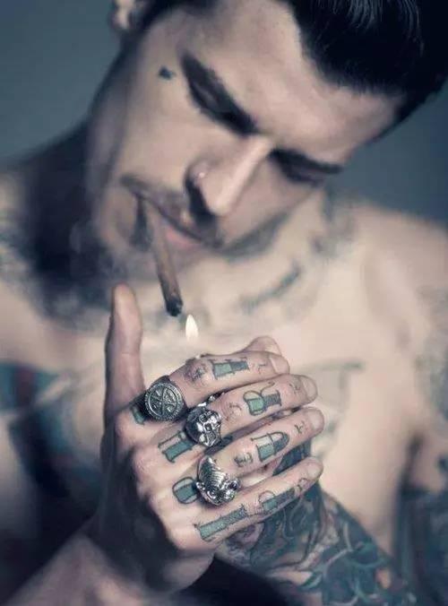 吃瓜纹身男网红,揭秘网红背后的故事